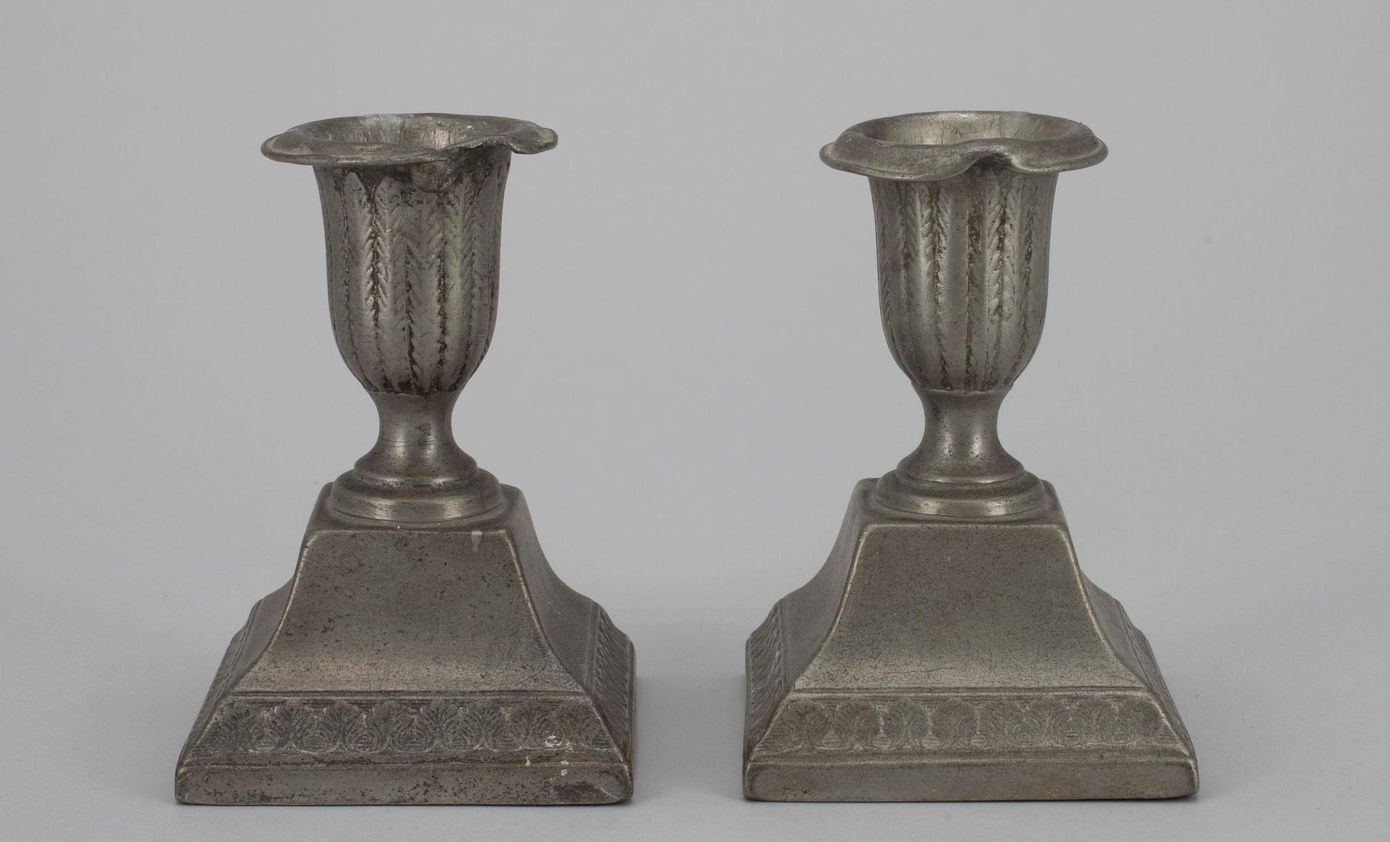 LJUSSTAKAR, ett par, tenn, Nicolaus Justelius, Eksjö 1815.