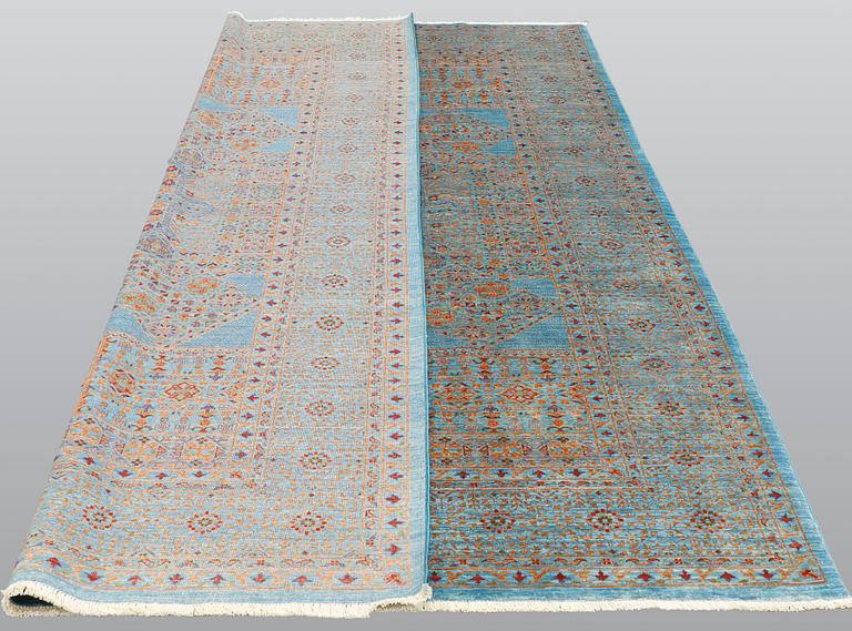 An oriental carpet with a Mamluk pattern, ca 299 x 210 cm.