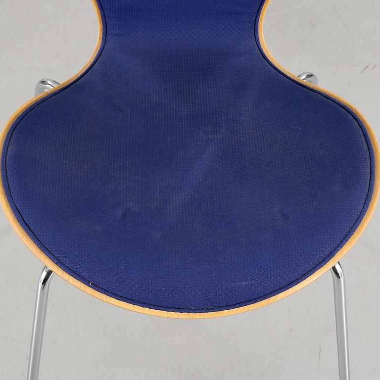 ARNE JACOBSEN, stolar, 3 st, "Sjuan", Fritz Hansen, daterade 1996.