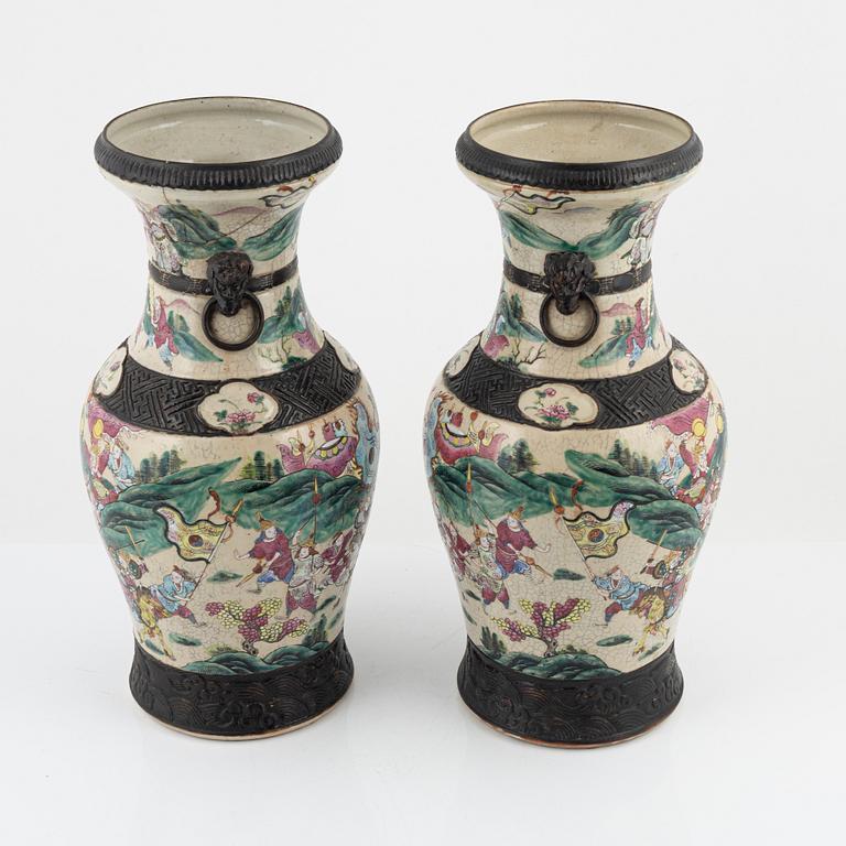 A pair of vases, late Qing dynasty, around 1900.