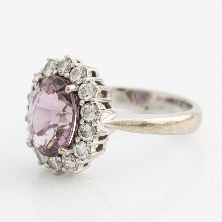 Ring, carmoséring vitguld med rosa safir och briljantslipade diamanter.
