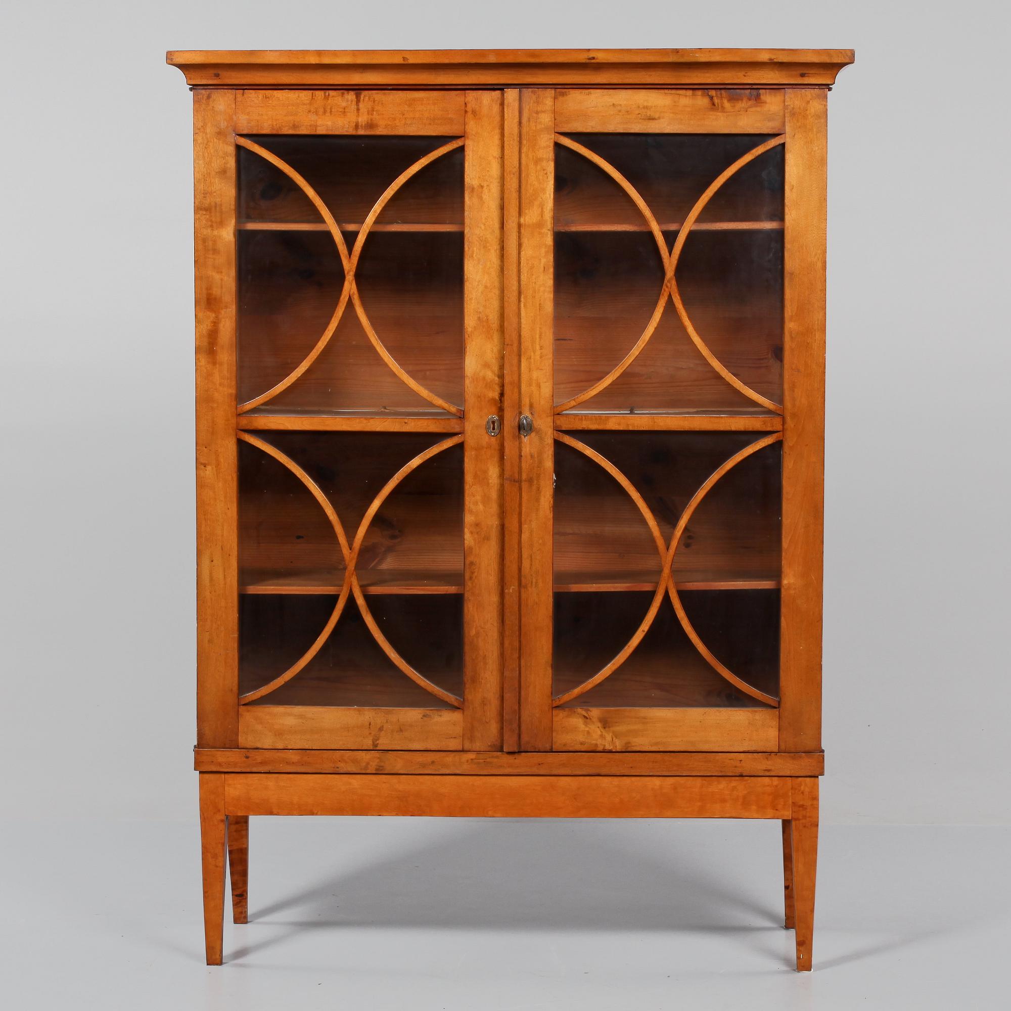 BOKSKÅP, biedermeier, omkring 1800-talets mitt.