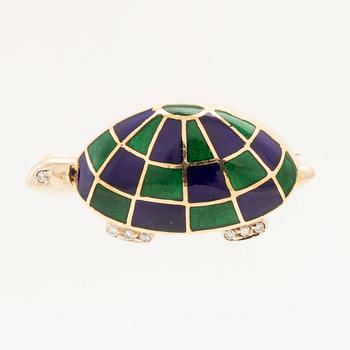 Brooch in 18K gold with enamel and round brilliant-cut diamonds.