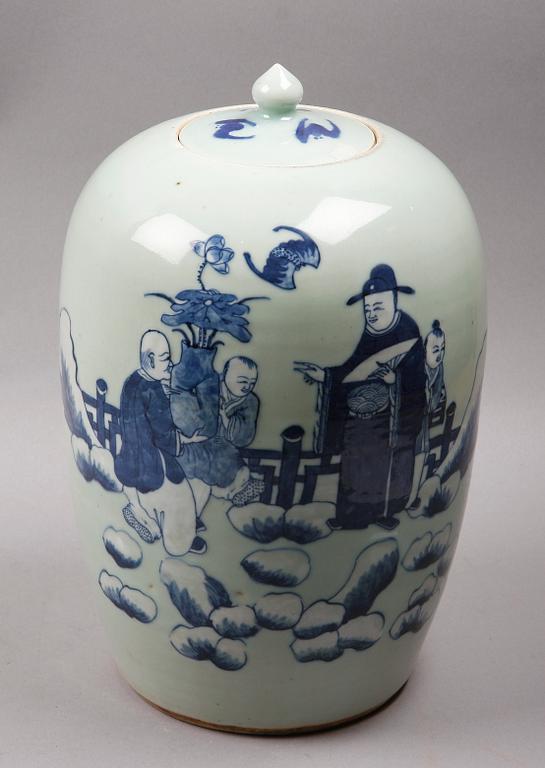 URNA MED LOCK, porslin, Kina. 1900-tal.