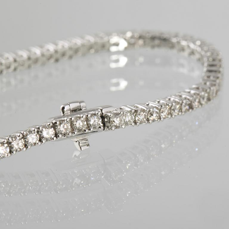 ARMBAND, 18k vitguld med 82 briljantslipade diamanter, 3.05 ct. Vikt 10 g.