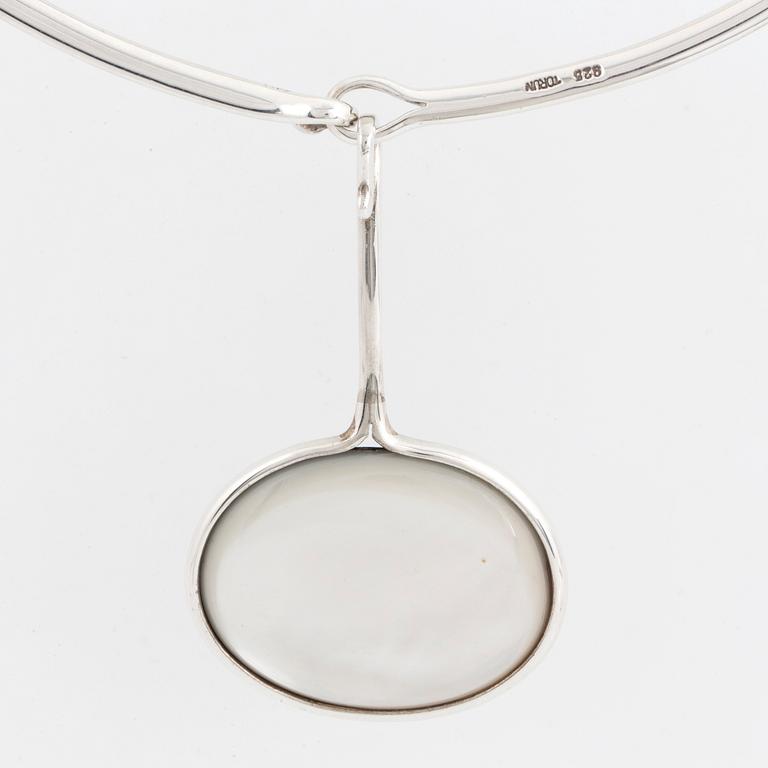 VIVIANNA TORUN BÜLOW-HÜBE, a sterling silver necklace with reversible mother-of-pearl and stone pendant.