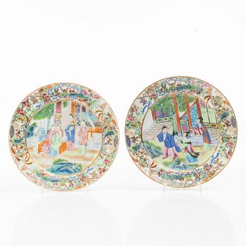 A famille rose serving dish, plate and two small dishes, Qing dynasty, 19th century.