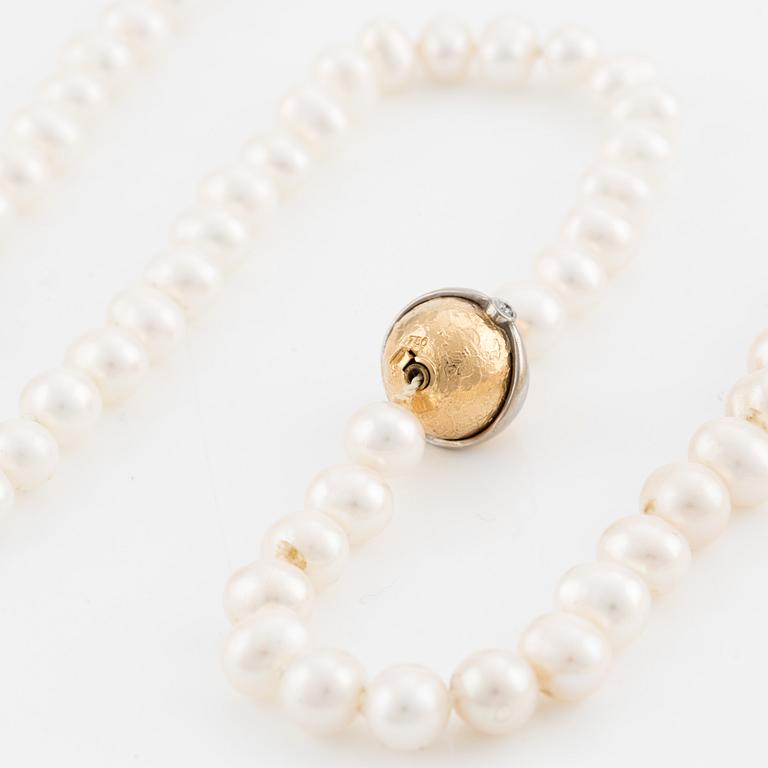 Pearl necklace, 3 pieces, cultured pearls, 3 clasps, Per Borup, 18K gold with small brilliant-cut diamonds.