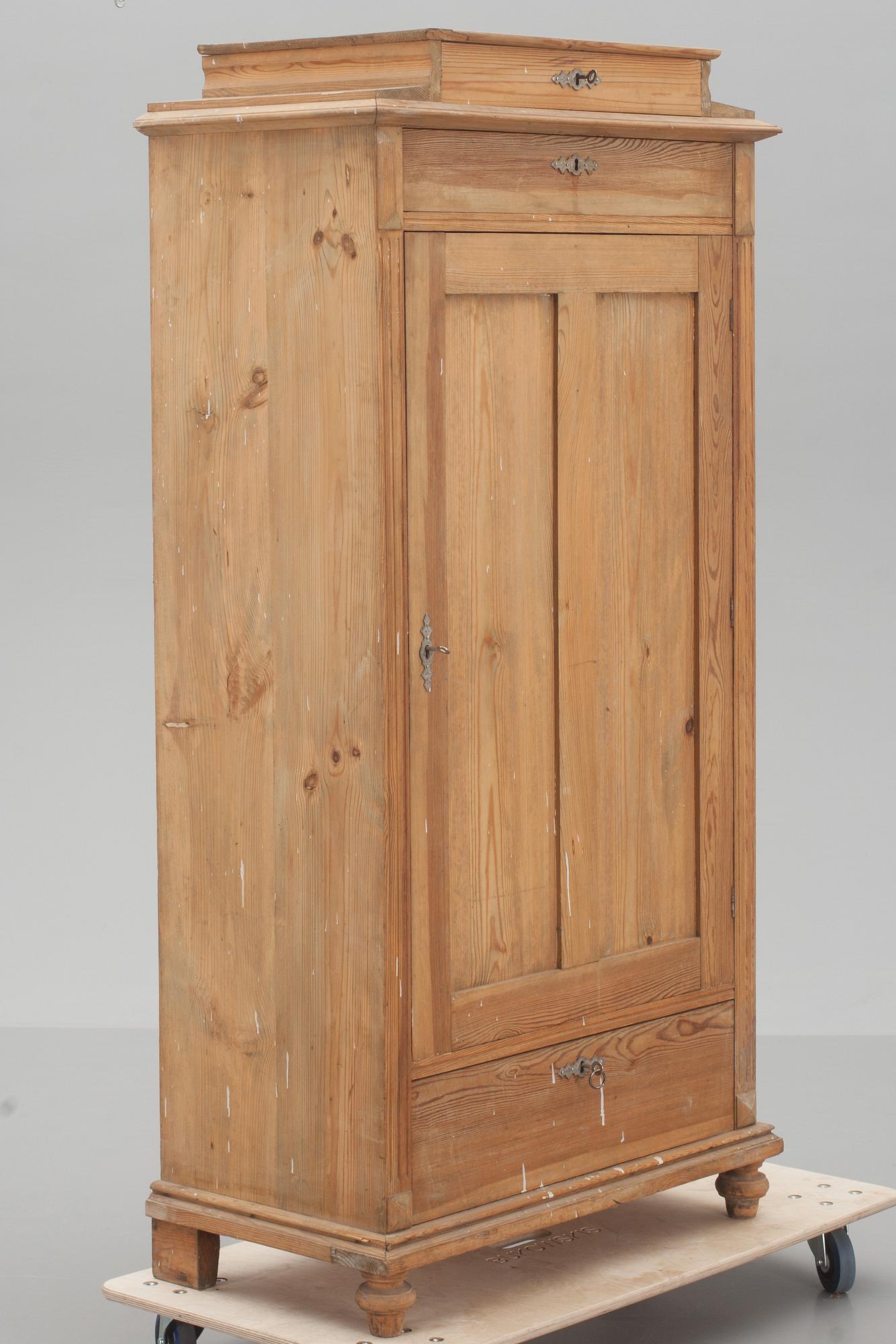GARDEROB, allmoge, sk."Drängaskåp", 1800-talets andra hälft.