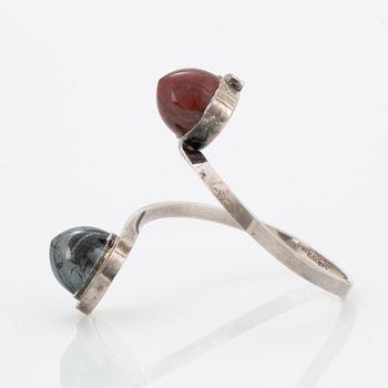 Armring Stenlya, sterlingsilver med cabochonslipade stenar.
