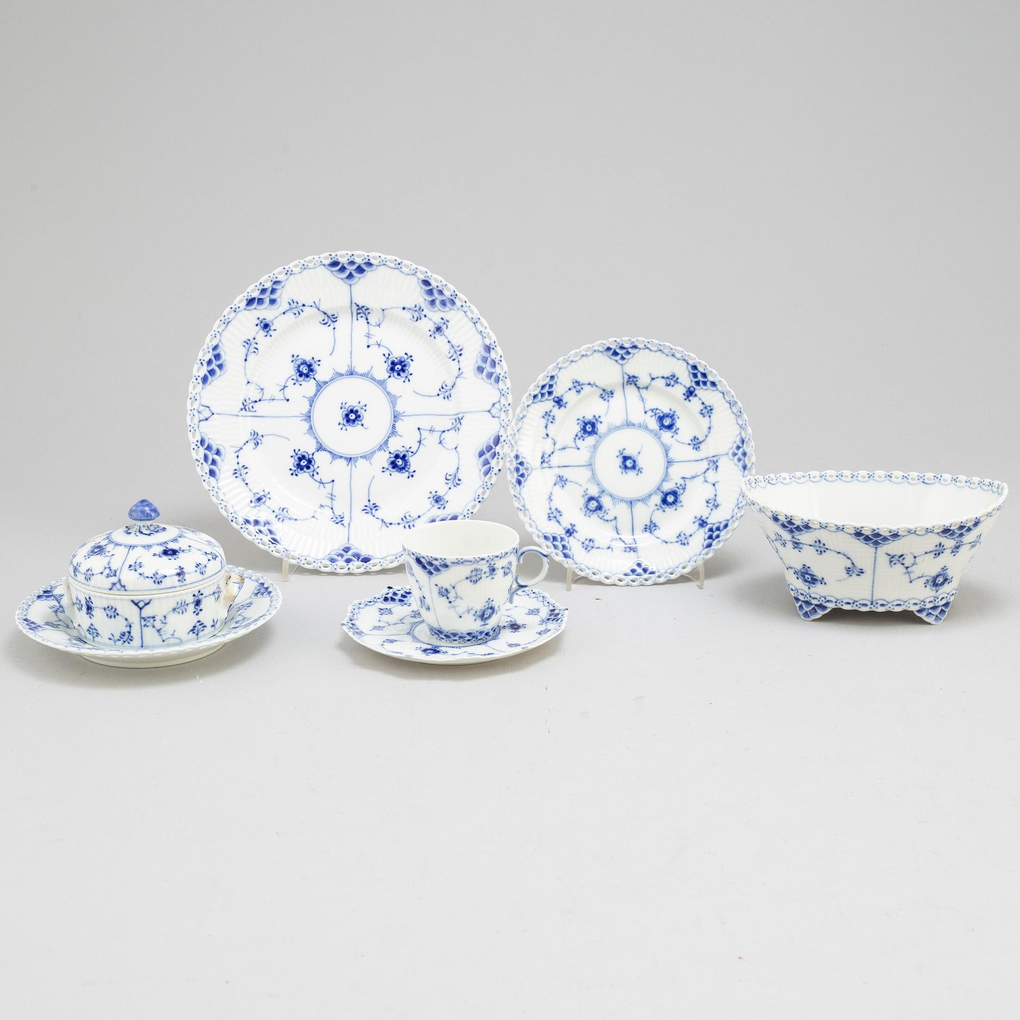 A 'Musselmalet' part coffee service, Royal Copenhagen (16 pieces).