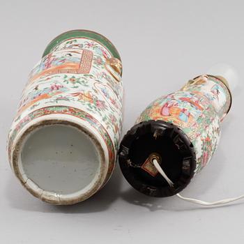 BORDSLAMPOR, 2 st, porslin, Kina, 1900-tal.