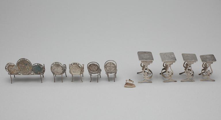 MINIATYRMÖBLER och STRYKJÄRN, 10 delar, silver, sekelskiftet 1900. Totalvikt 100 gr.