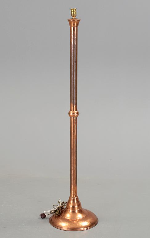 GOLVLAMPA, koppar, 1900-talets första hälft.