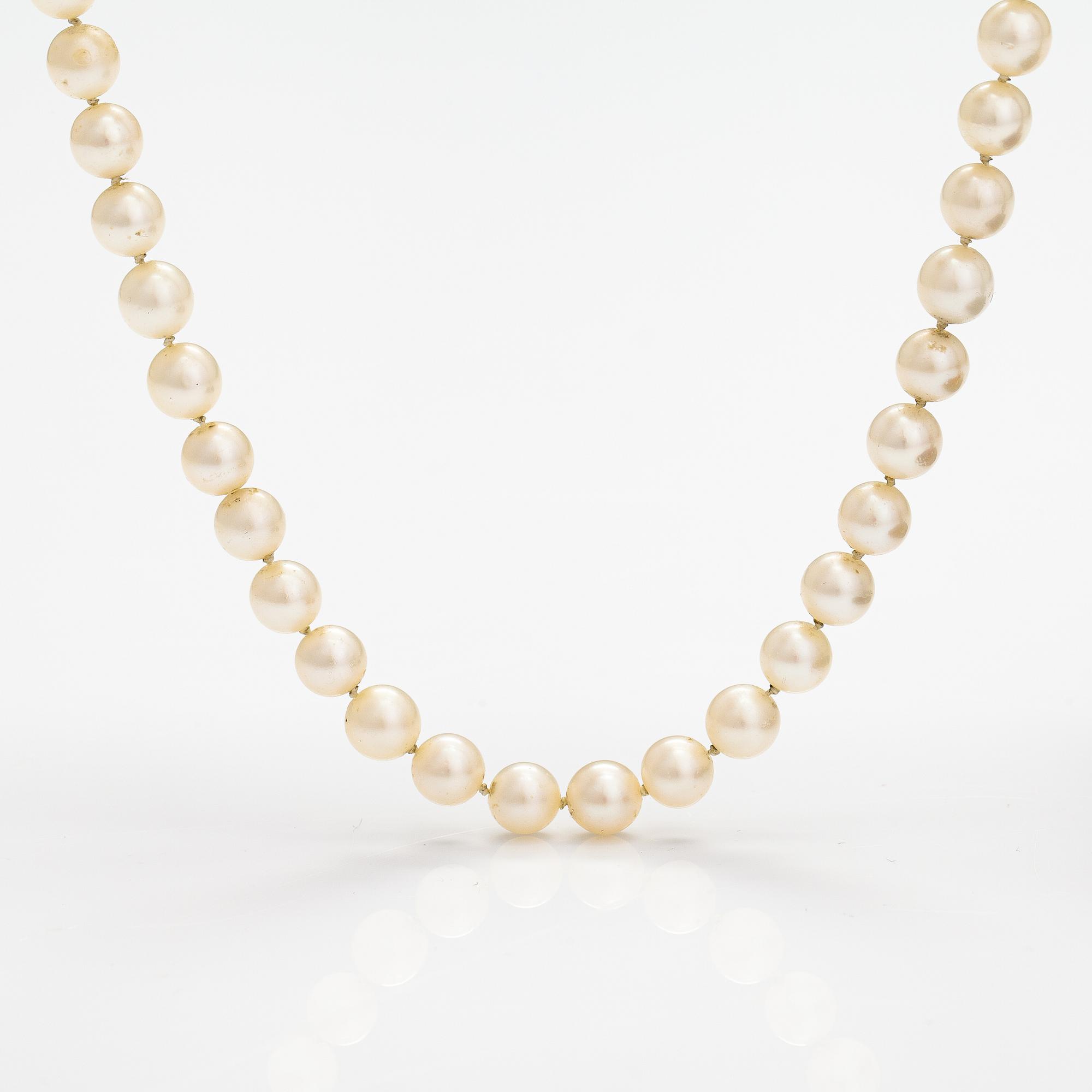 A pearl collier with cultured pearls and an 18K white gold clasp with diamonds ca. 0.42 ct in total.