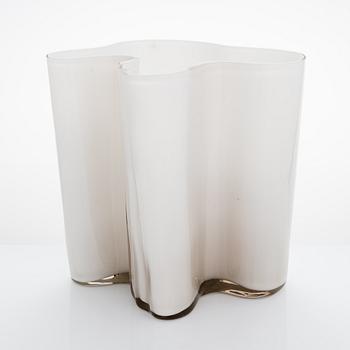 Alvar Aalto, maljakko, malli 3031 signeerattu Alvar Aalto. Signeerattu väärällä mallinumerolla. 1950-luku.