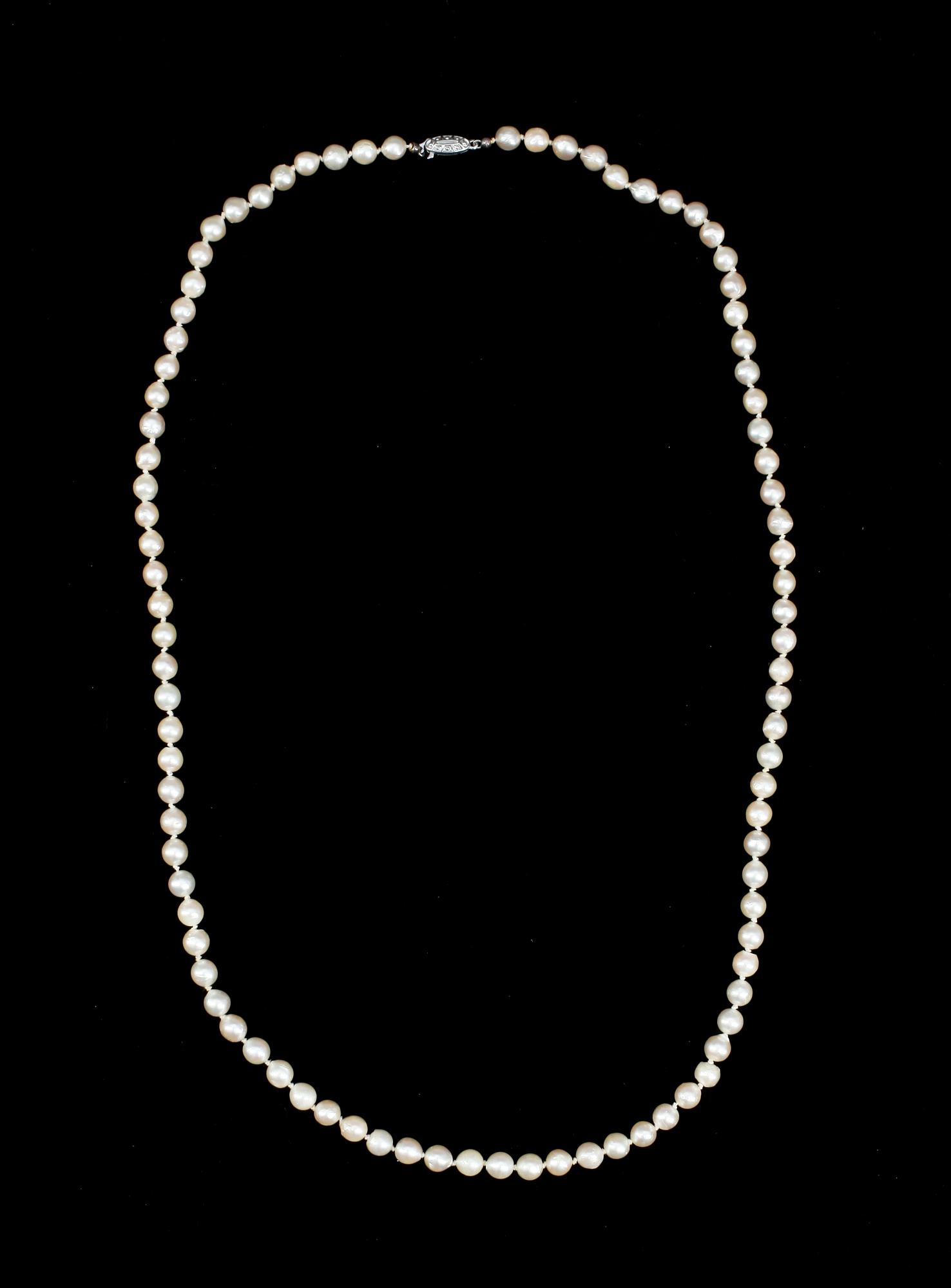 COLLIER, 3st, odlade saltvattenspärlor, två lås i silver.