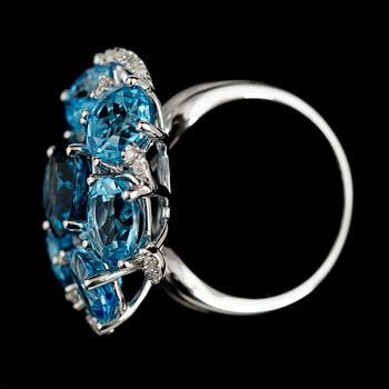 RING, 14K vitguld, blå topaser och diamanter.