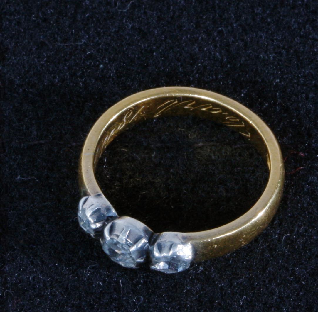 RING, guld, 23k, med tre silverinfattade rosenstenar.