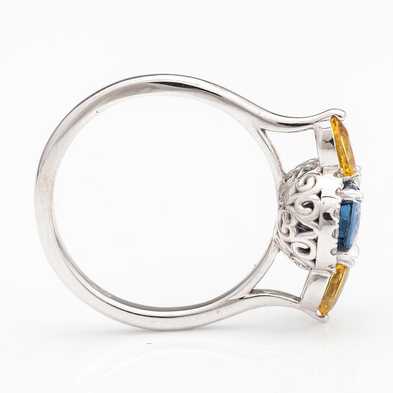 A 14K white gold ring with brilliant cut diamonds ca. 0.07 ct in total and sapphires.