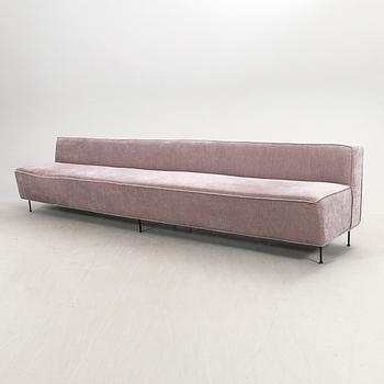 An 2021 sofa Modern Line' by Greta Magnusson Grossman, produced by Gubi.