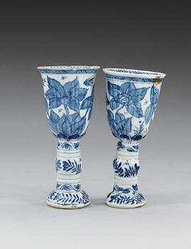 A pair of blue and white goblets, Qing dynasty, Kangxi (1662-1722).