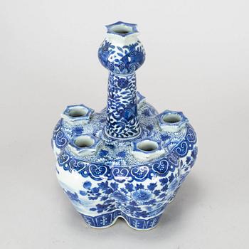 A blue and white tulip vase, Qing dynasty, late 19th century.