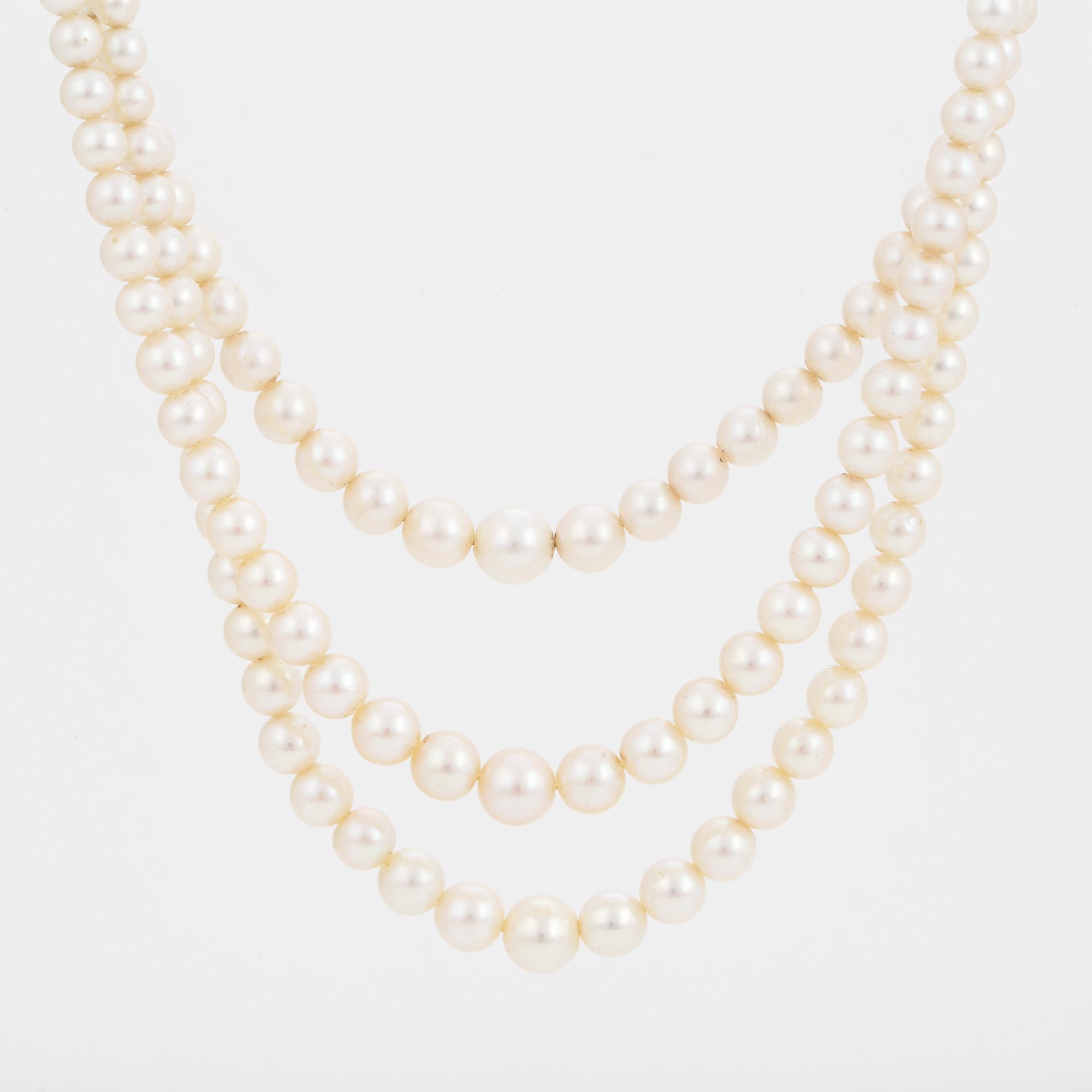 PÄRLCOLLIER, treradigt, med odlade Akoyapärlor, lås i silver med pärla.