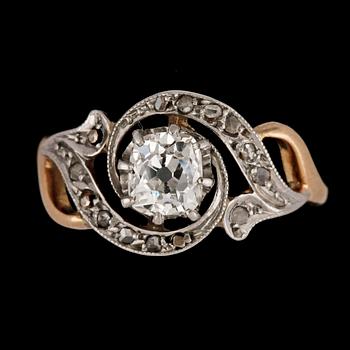 RING, antiklslipad diamant, ca 0.60 ct, samnt mindre rosenslipade diamanter.
