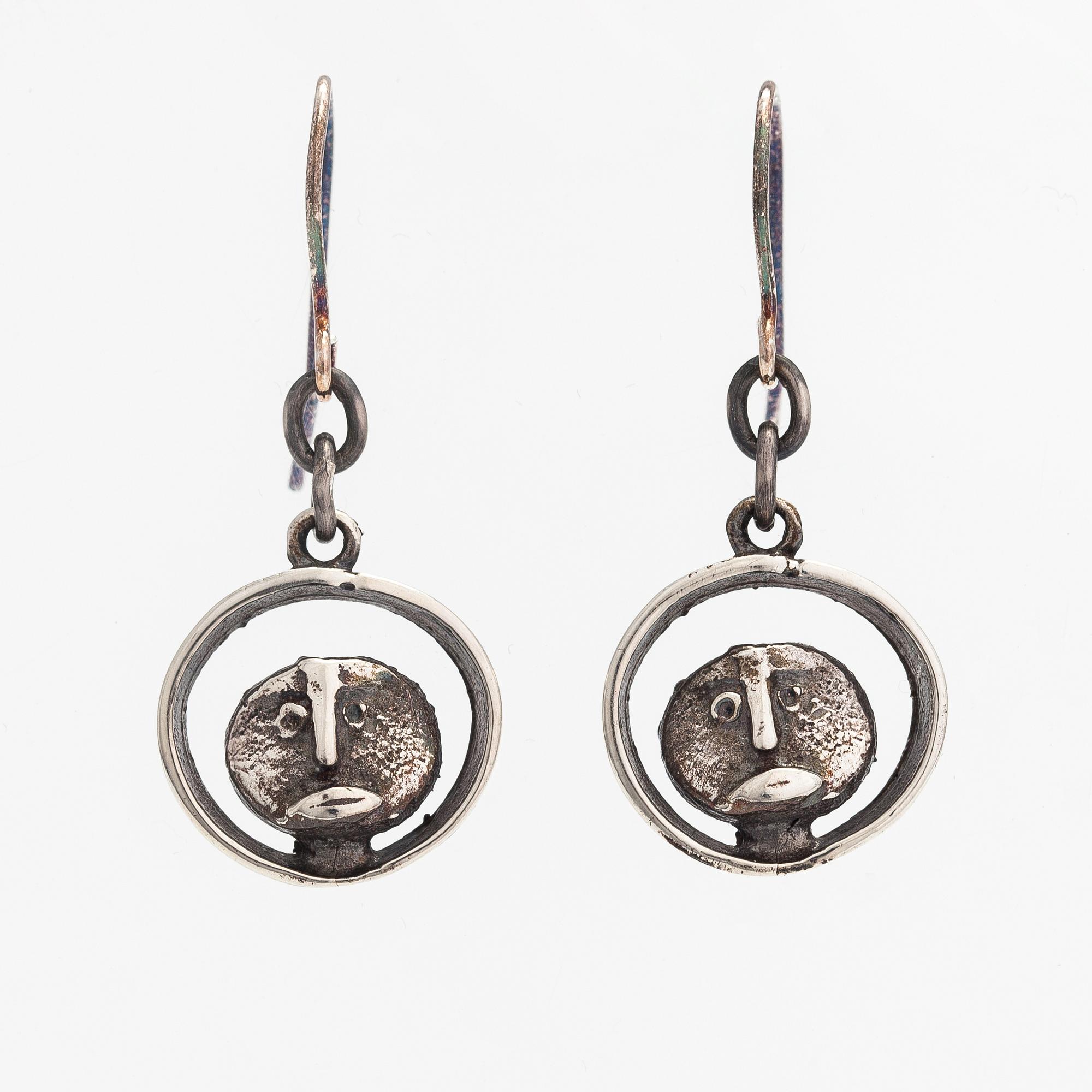 Jorma Laine, Örhängen "Mörökölli", silver. Turun Hopea, Åbo.