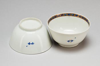 VINSKÅLAR, ett par, vapenporslin, Kina, 1700-tal.