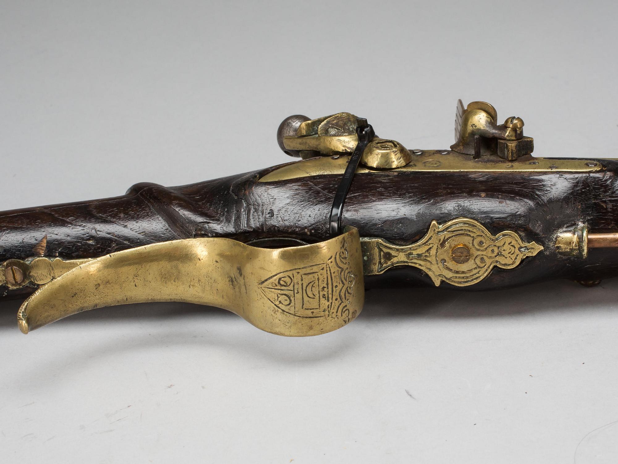 GEVÄR, s k muskedunder, flintlås. 1700-tal.