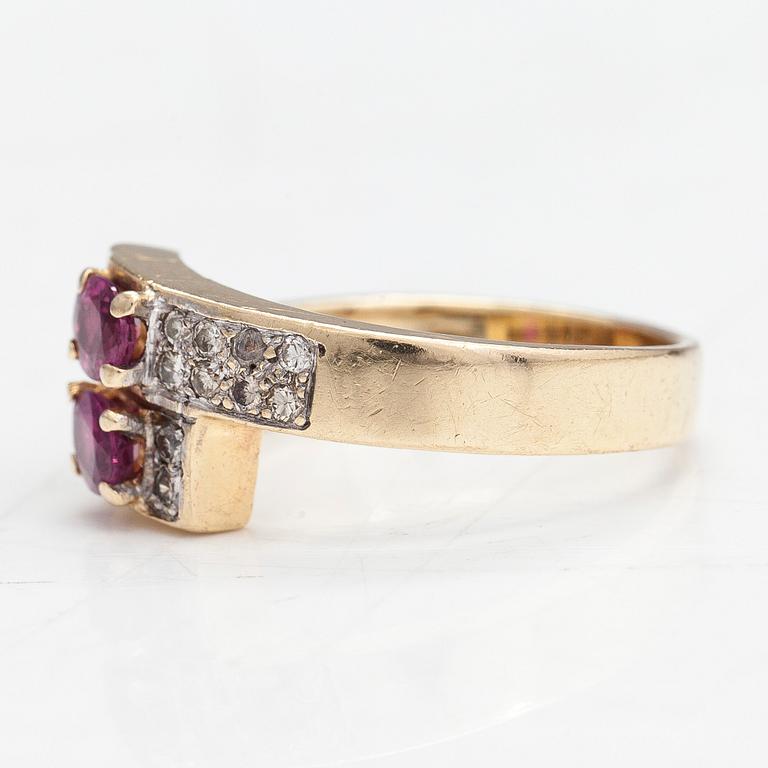 Ring in 14K gold set with round brilliant-cut diamonds and oval faceted rubies.