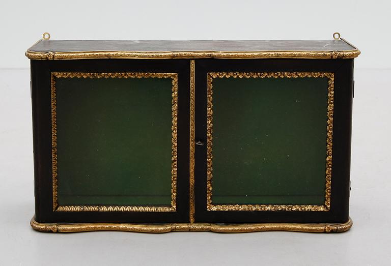 VÄGGVITRINSKÅP, omkring år 1900.