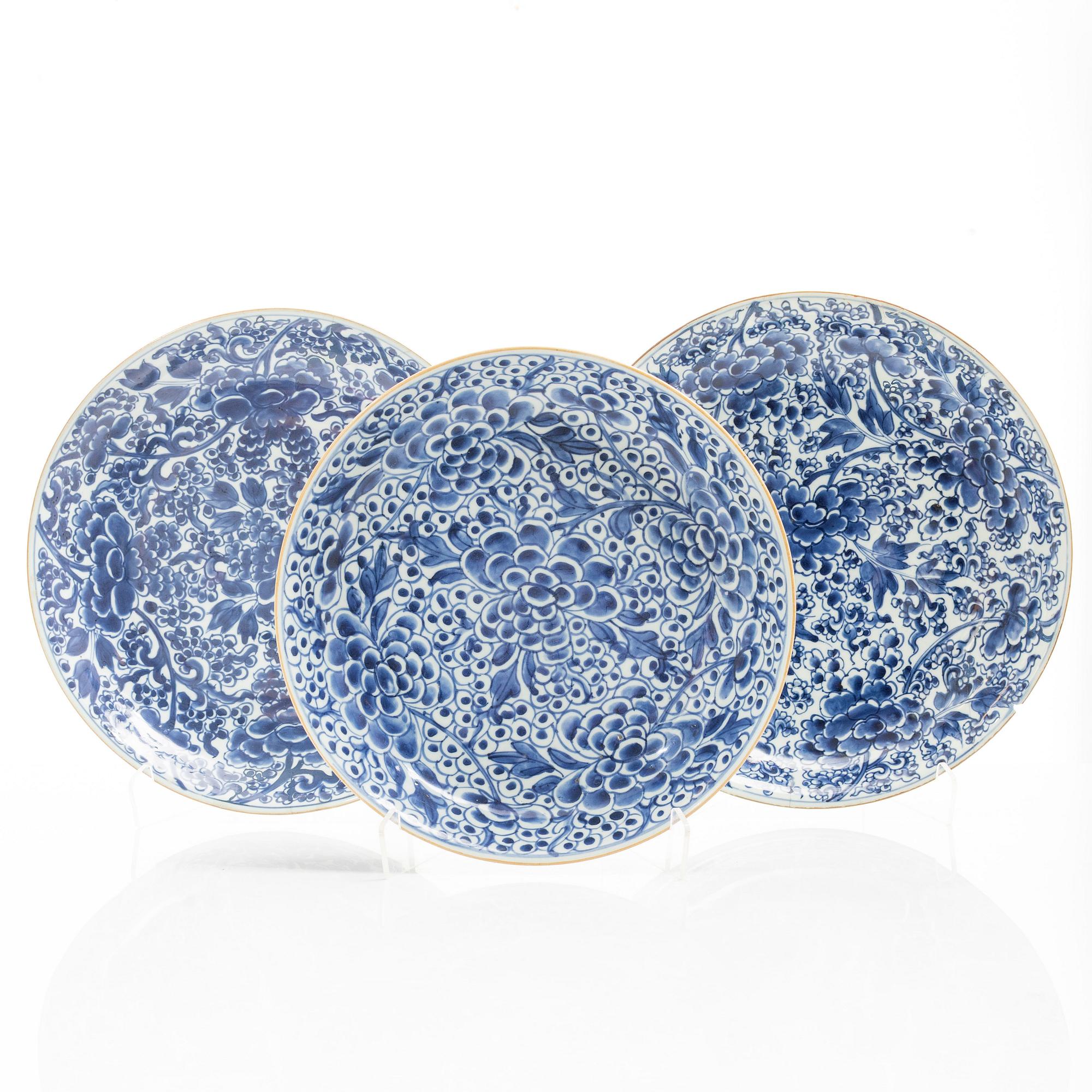 A group of three large Chinese blue and white porcelain dishes, Qing dynasty, Kangxi (1662-1722).