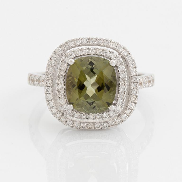 Cocktailring med grön turmalin och briljantslipade diamanter.