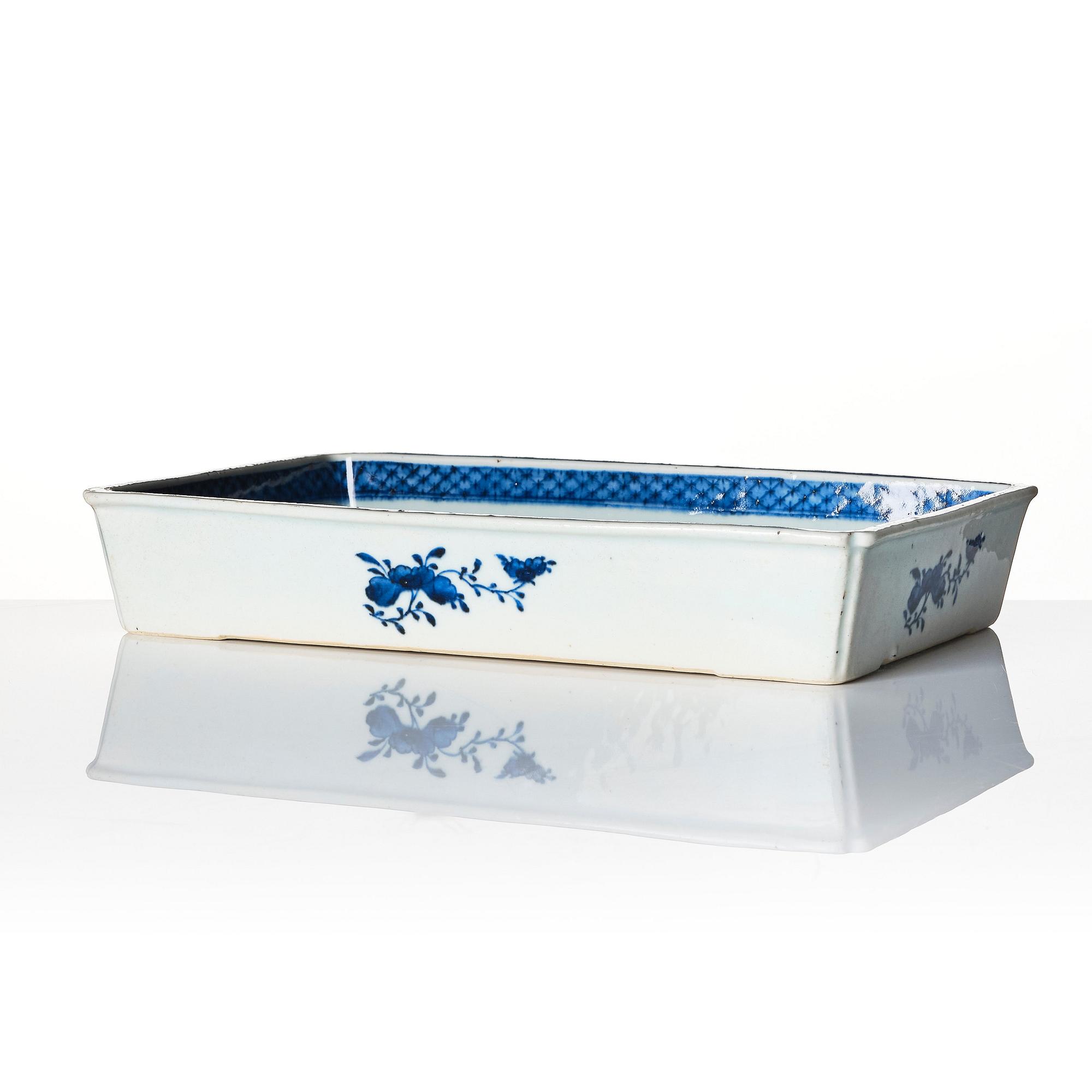 A blue and white tray, Qing dynasty, circa 1800.