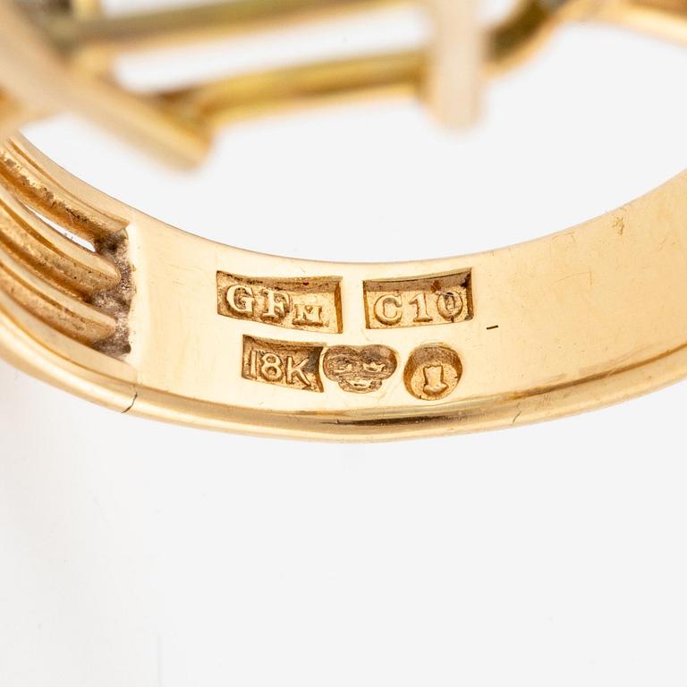 Ring 18K guld med en trappslipad akvamarin och runda briljantslipade diamanter, Gunnar Fahlström.