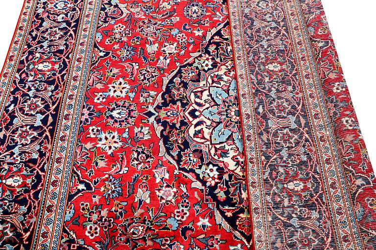 A Kashan carpet, c. 332 x 190 cm.