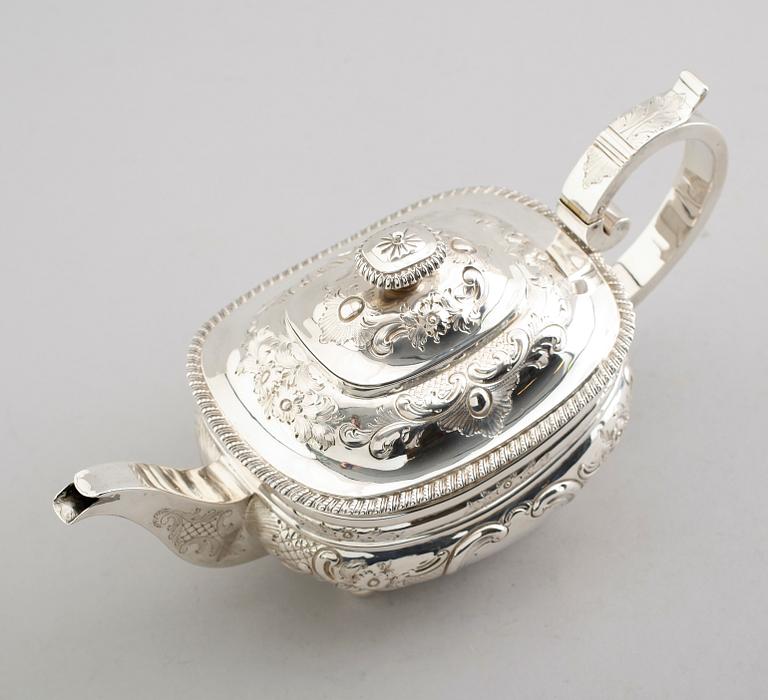 TEKANNA, silver, James Barber & William Whitwell, York 1815. Vikt ca 670 gram.