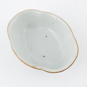 A Chinese enamelled serving dish, Qing dynasty, 19th century.