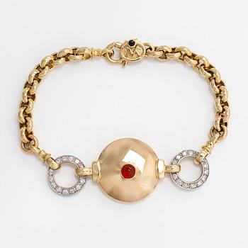 Rannekoru, 18K kultaa, timantteja, safiiri ja karneoli. Italia.