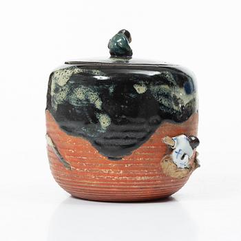Burk med lock, kopp och två skålfat, stengods, 'sumida ware'. Japan, 1900-tal.
