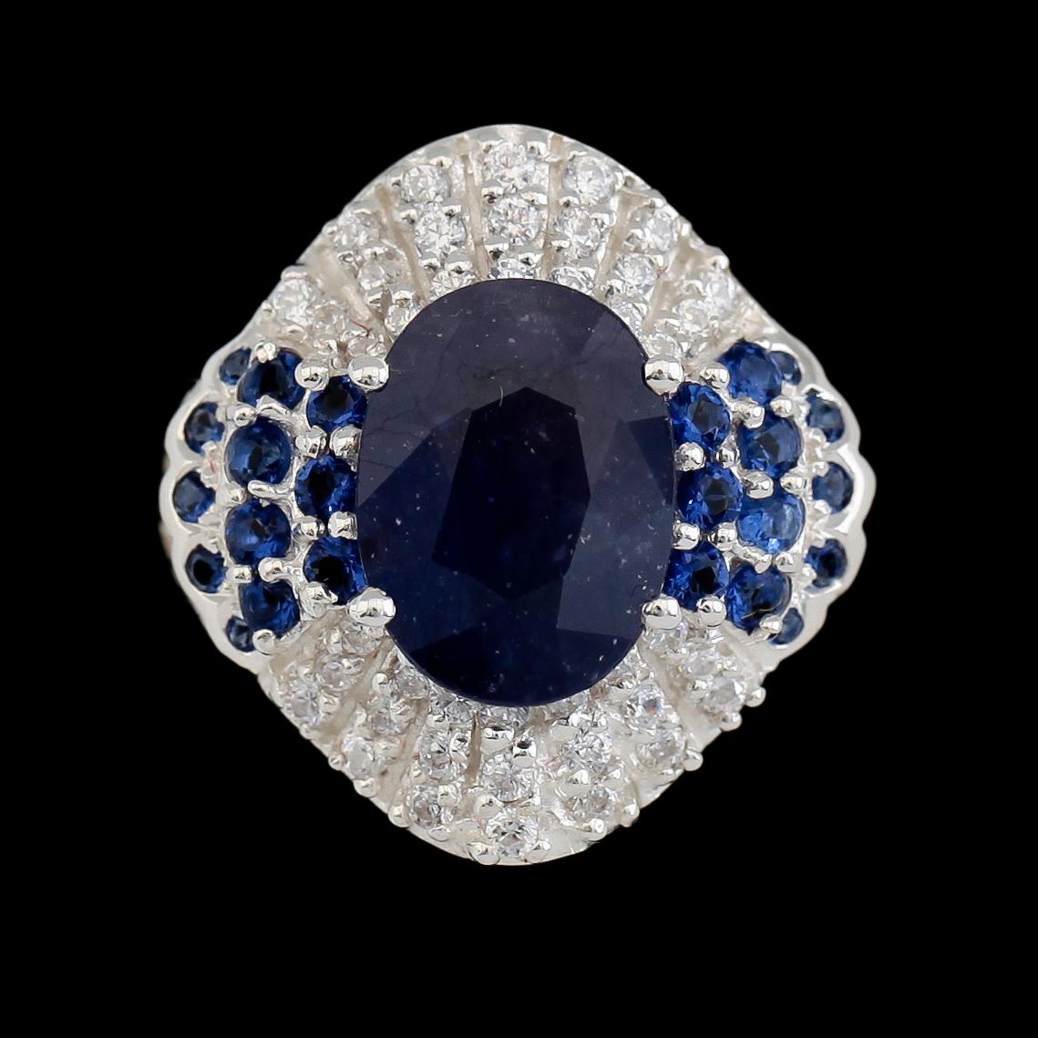 RING, sterlingsilver, oval safir ca 5.90 ct, mindre blå safirer tot ca 0.52 ct, vita safirer tot ca 0.84 ct.