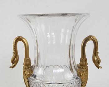 VAS PÅ FOT, glas och mässing, empire, 1800-talets första hälft.