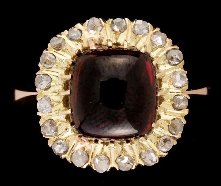 RING, 14K guld med cabochslipad granat och smådiamanter.