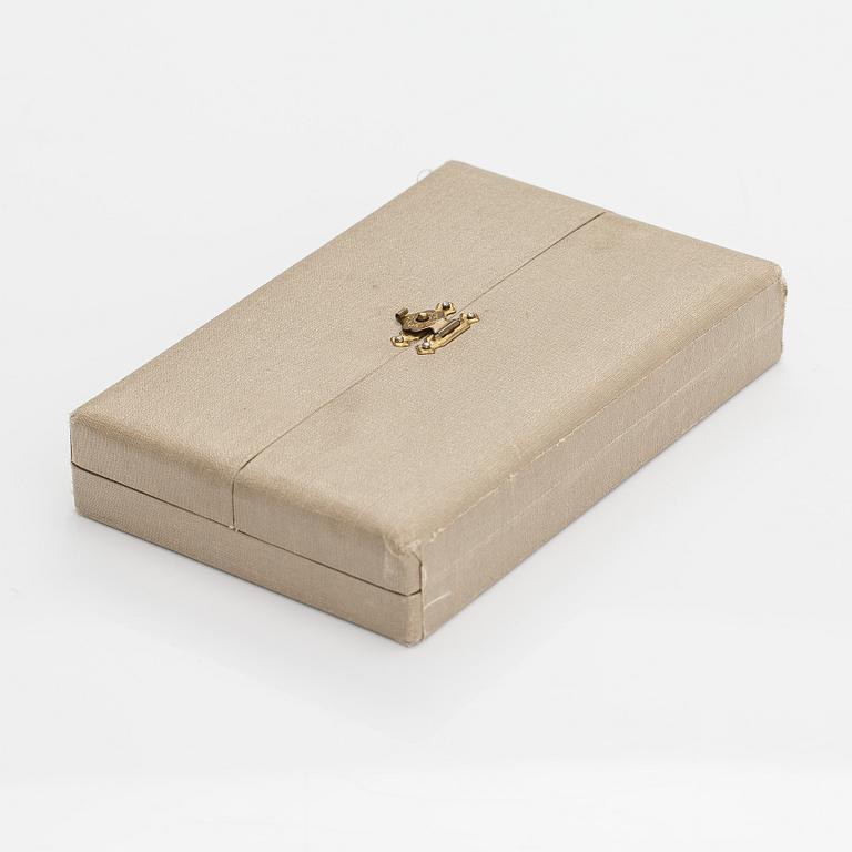 A Tillander, Helminauha, viljeltyjä akoyahelmiä, 18K valkokultaa, briljantteja n. 1.10 ct yht. Helsinki 1975.