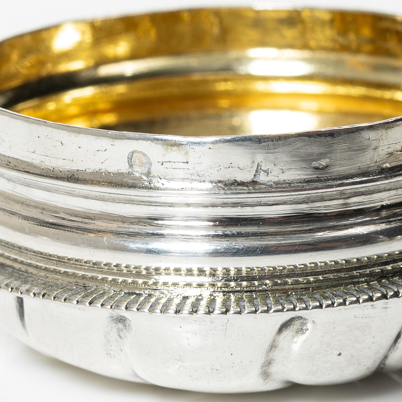 A set of three silver snuff boxes, 18th/19th century.