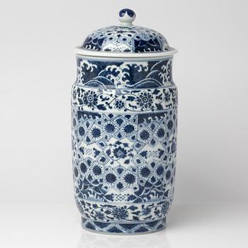 Urn with lid, China, 20th century.