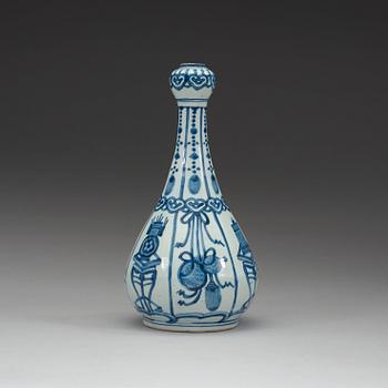 A blue and white bottle, Ming dynasty Wanli (1573-1619).